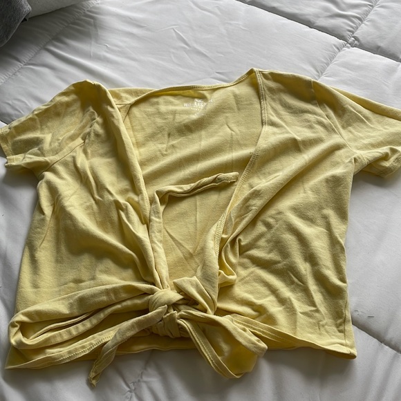 Size Small. Yellow front tie short sleeve - Picture 1 of 2